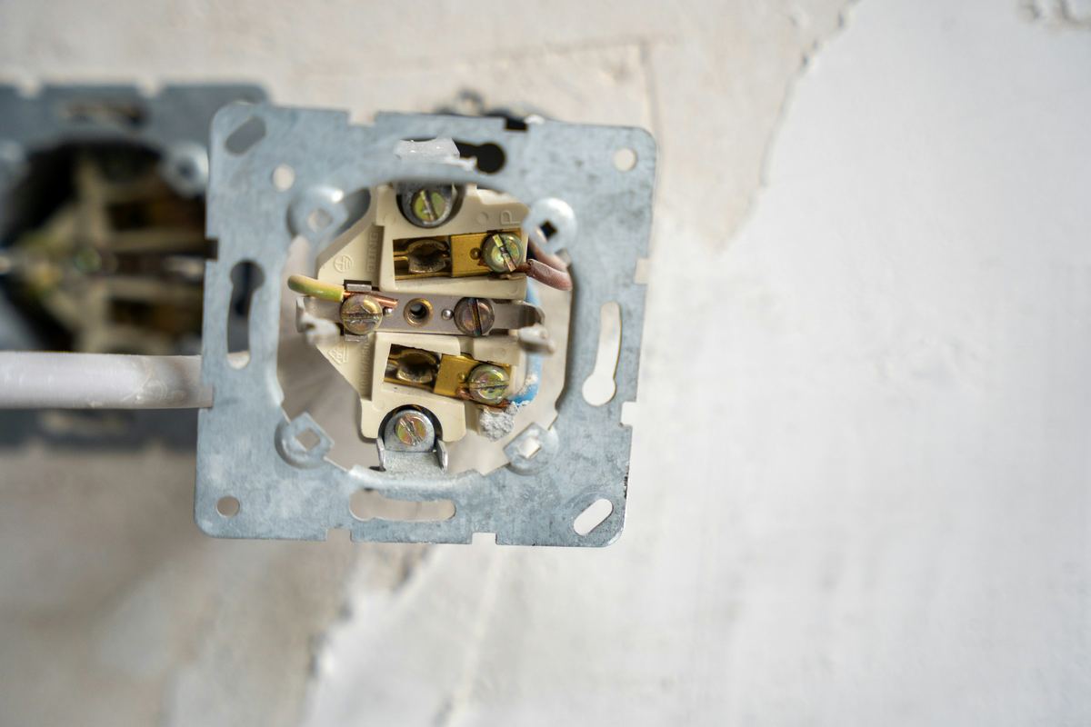 Inbouwstopcontact met aarding, nog zonder afdekplaat, in een vers bepleisterde muur