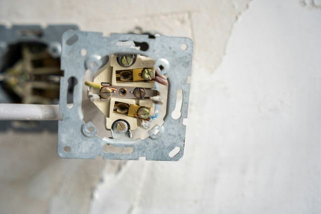 Inbouwstopcontact met aarding in een bepleisterde muur